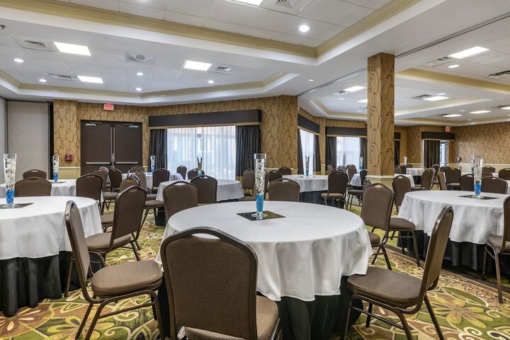Ballroom/Hall 115 of 119