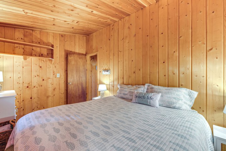 Bayfront Retreat w / Private Beach in Birch Bay