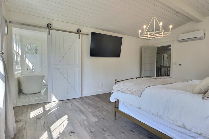 Serene 5BR Farmhouse Retreat Shoreline