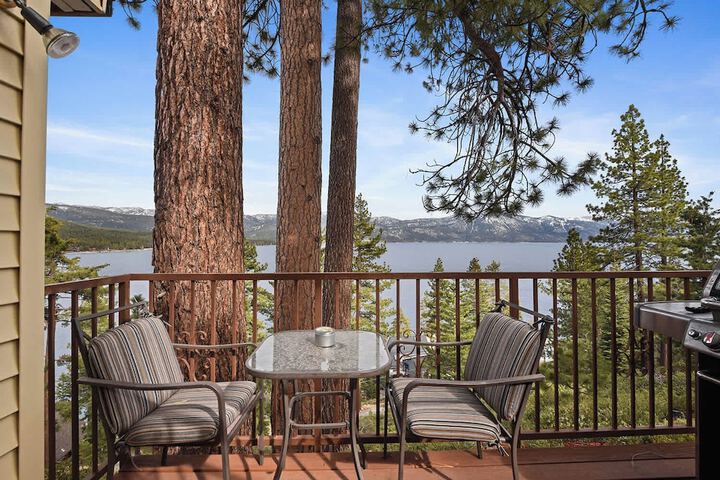 Stunning Views at Stargazer Lakefront Studio!