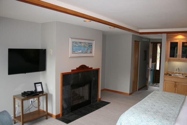 The Waves / The Argonauta Inn/The White Heron Lodge