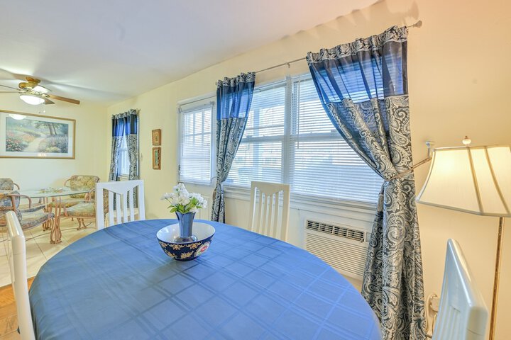Cozy Bay Shore Condo Near Museums & Outdoor Rec!