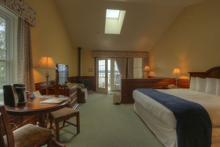 Spruce Point Inn