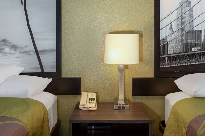 Super 8 by Wyndham Seguin