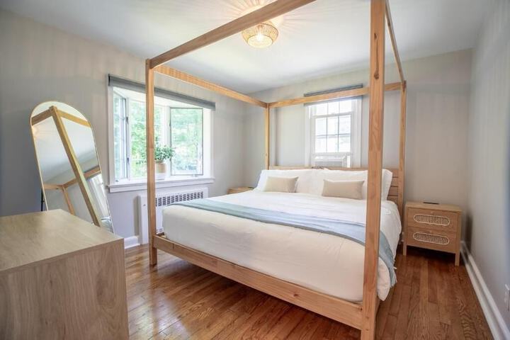 Family Cottage with 4 King Beds