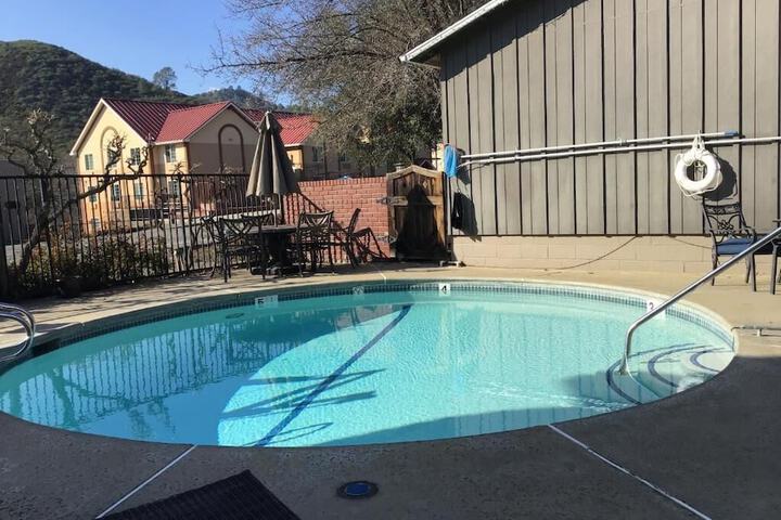 Pool 10 of 47