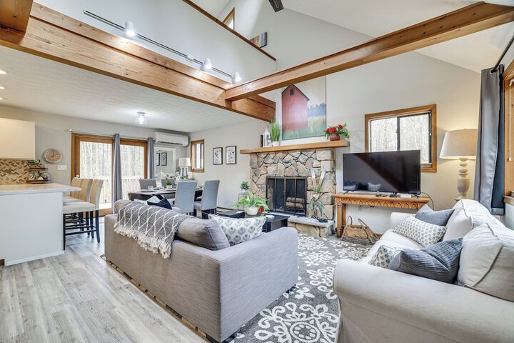 Pocono Pines Home w / Private Hot Tub!