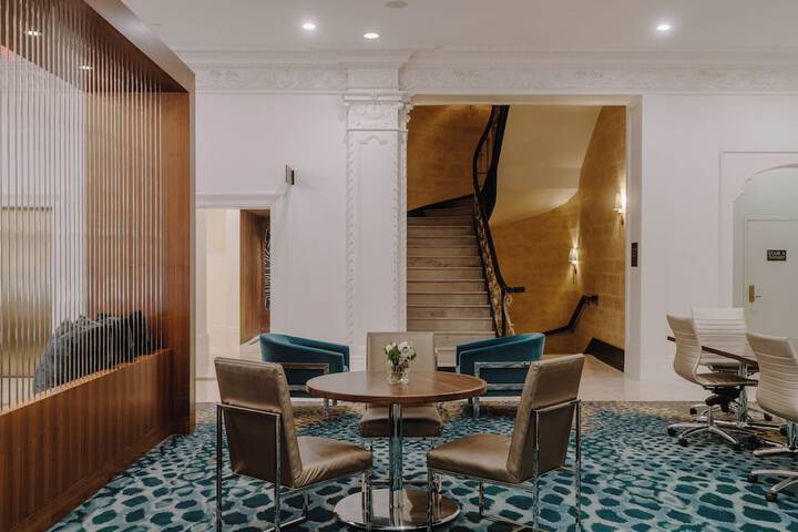 Lounge 43 of 48