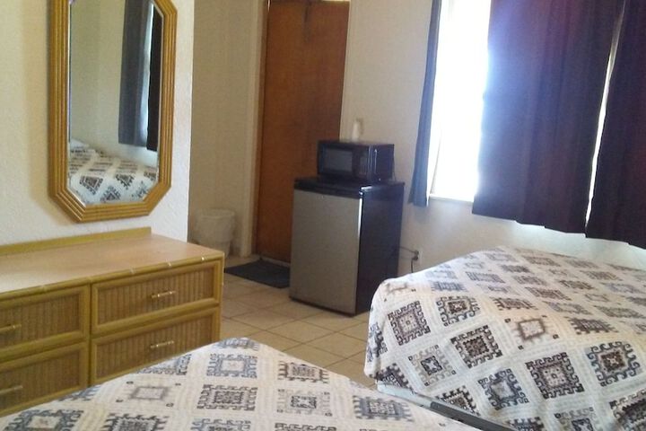Room 4 of 8