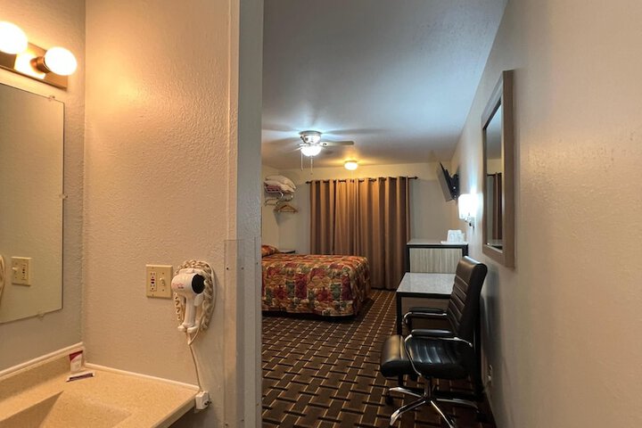 Deluxe Inn