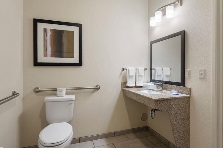 Cobblestone Hotel & Suites - Newport
