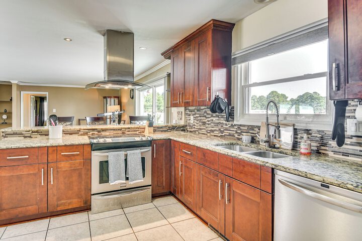 Luxe Lakefront Portsmouth Home: Fish Swim & Play!