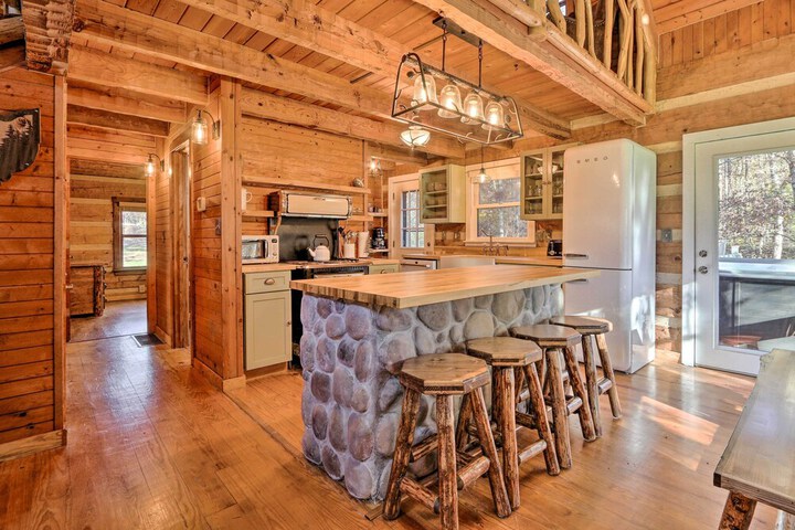 Luxe Dog-friendly Cabin w / Hot Tub & Game Room