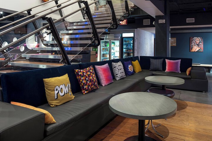 Lounge 32 of 43