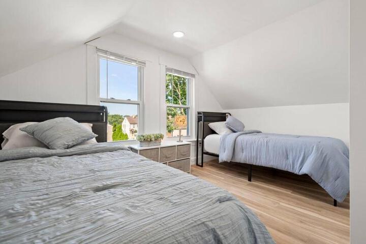 NYC Access 4BR Duplex Sleeps 10 Free Parking