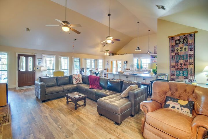 Dock Views & Grill: Spacious Grand Lake Lodge