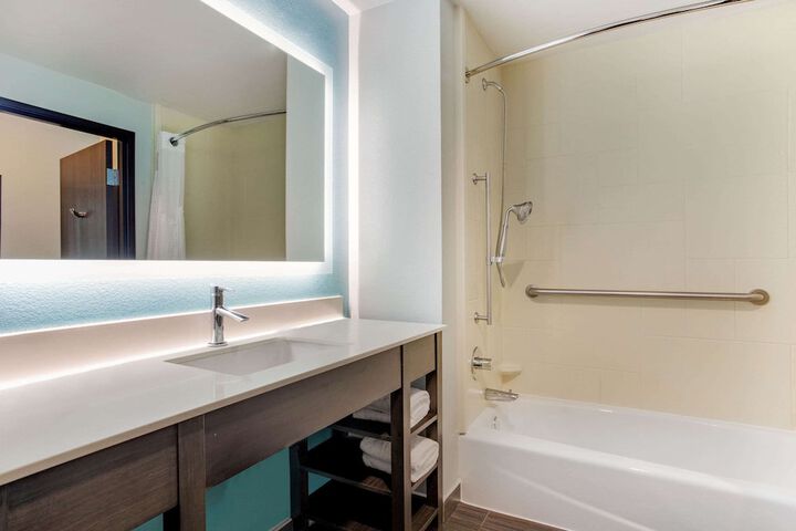La Quinta Inn & Suites by Wyndham Northlake Fort Worth