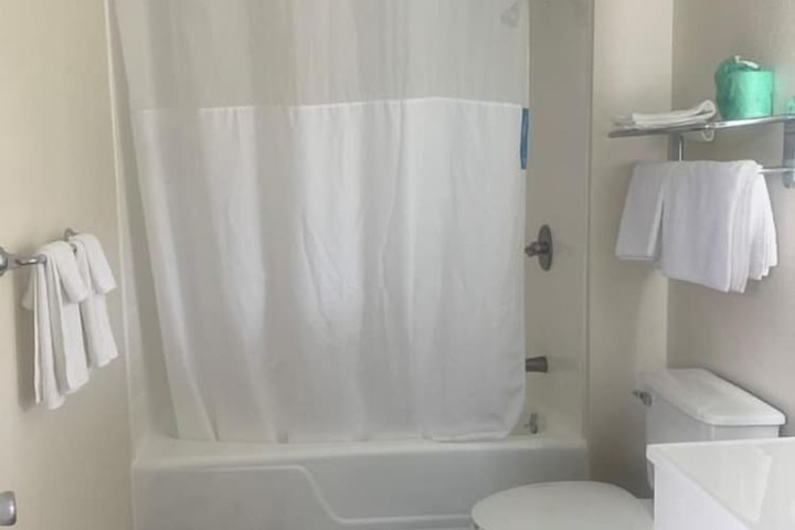 Room 5 of 8