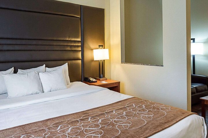 Comfort Suites near Tanger Outlet Mall