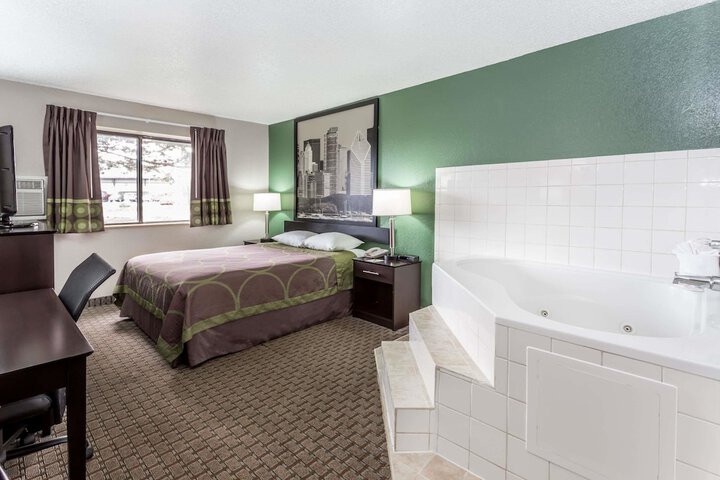 Super 8 by Wyndham Mundelein / Libertyville Area
