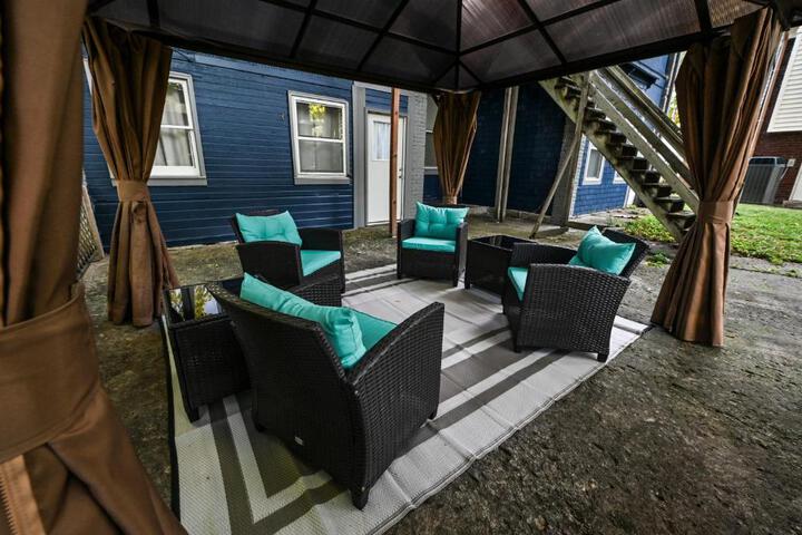Dual patios Free Laundry Service, College steps