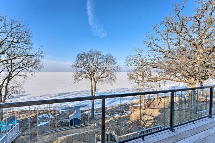 Lakefront Home w / Gorgeous Sunsets Kayaks, & Pier