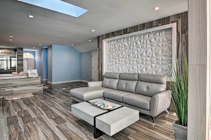 Luxurious Waterfront Home w / Private Pier & Views!