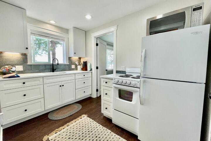 Puget Sound Chic Romantic Cottage with Private Beach Access & Gated Entry