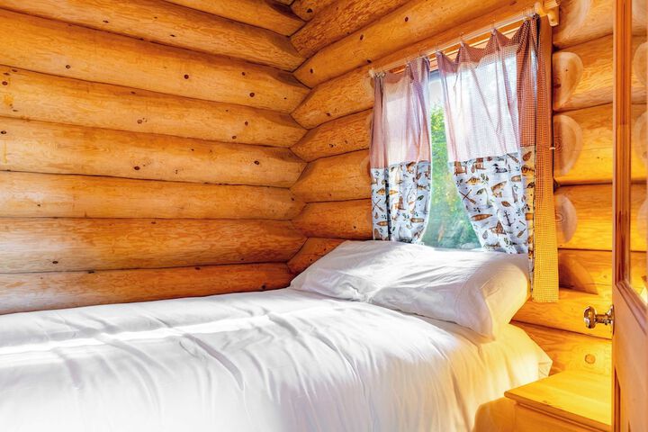 Penn Cove Overlook by Avantstay Cabin w / Views