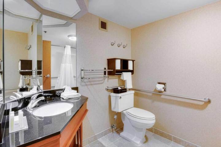 Pittsburgh Airport Inn and Suites
