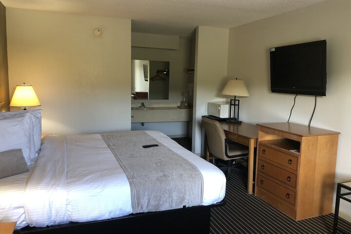 Room 6 of 9
