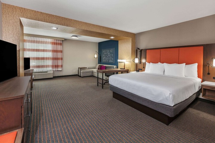 La Quinta Inn & Suites by Wyndham Houston East at Sheldon Rd