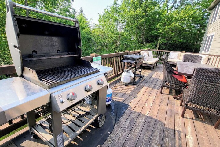 The Nest at Pinecrest by Avantstay Spacious Deck Game Room, Fire Pit