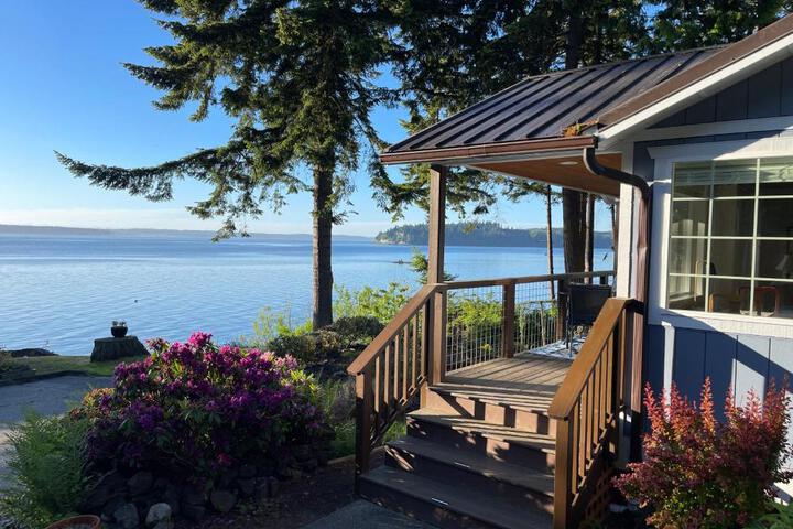 Puget Sound Chic Romantic Cottage with Private Beach Access & Gated Entry