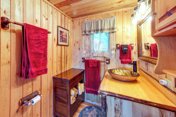 Waterfront Maine Vacation Rental w / Private Dock