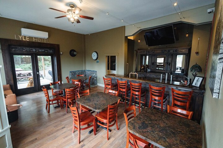 Lounge 45 of 48