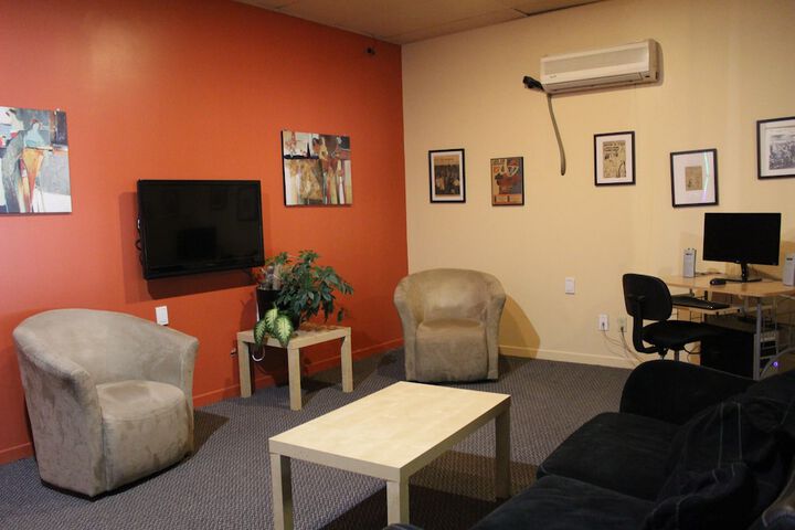 Lounge 23 of 28