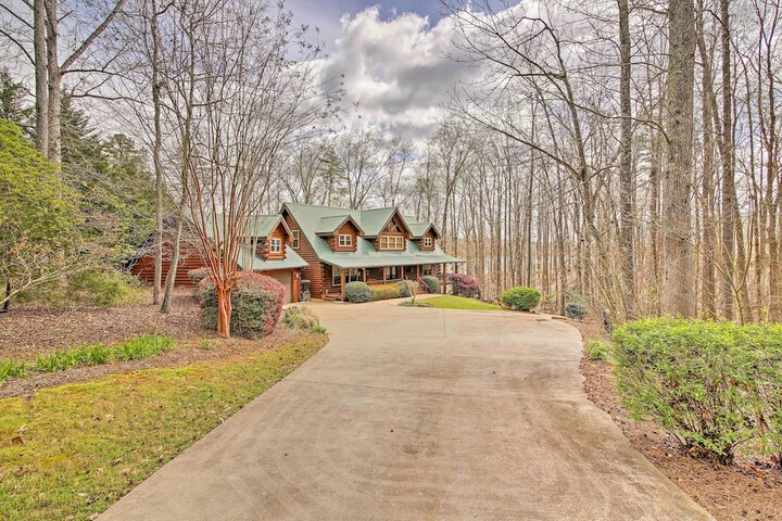 Lake Hartwell Lodge w / Dock Theater + Hot Tub!