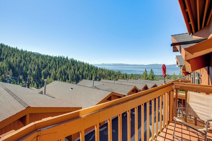 1 Mi to Diamond Peak: Townhome w / Lake Views