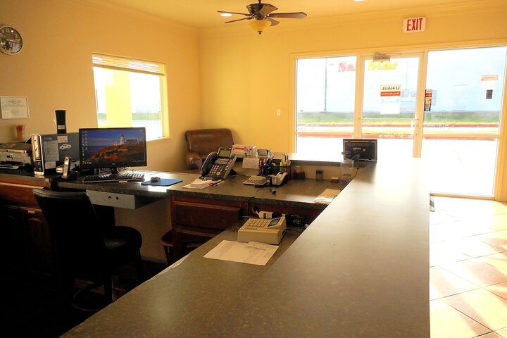 Crossroads Inn & Suites