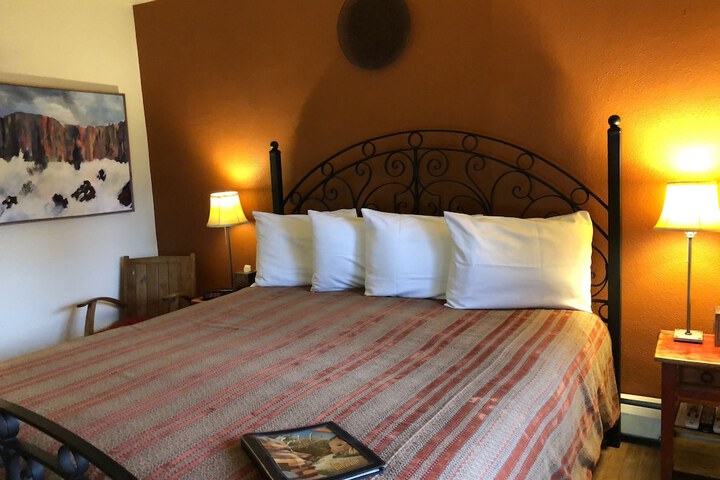 Room 8 of 80