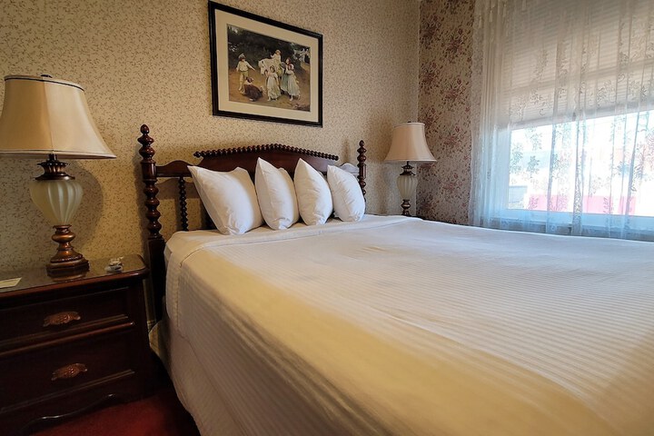 Room 100 of 104