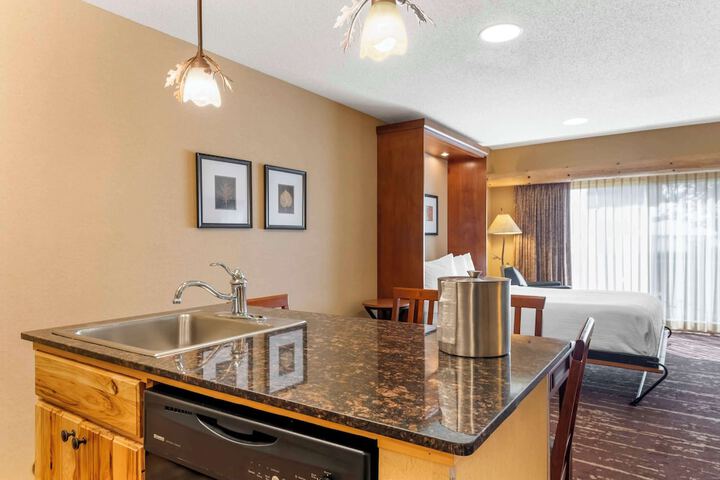 Best Western Premier The Lodge on Lake Detroit