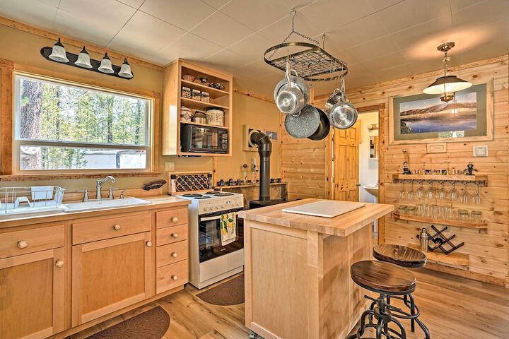 High Lakes Hideaway: La Pine Fishing Cabin!