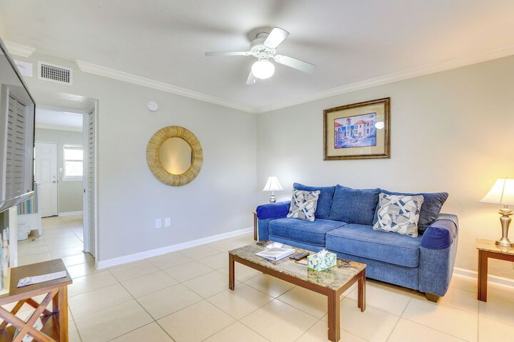 Sunlit Longboat Key Escape w / Private Resort Beach