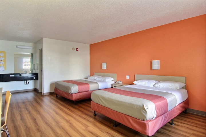 Motel 6 Middleburg Heights OH - Cleveland