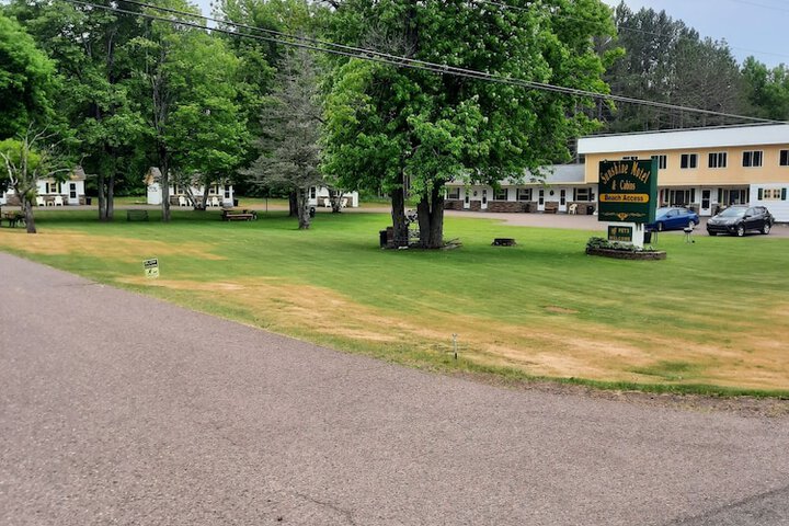 Sunshine Motel and Cabins