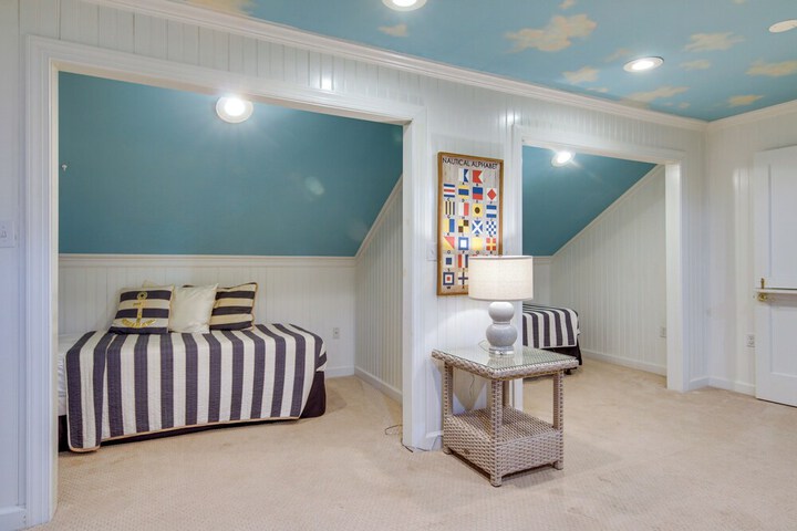 Waterfront Cambridge Gem w / Hot Tub Pool & Dock!