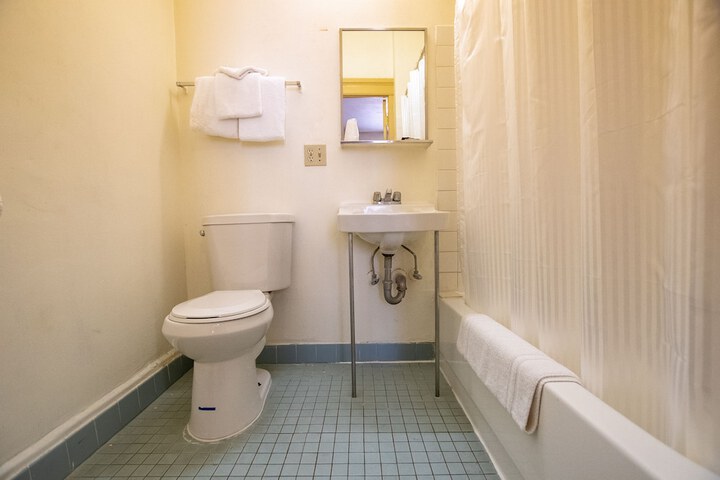 Room 7 of 18