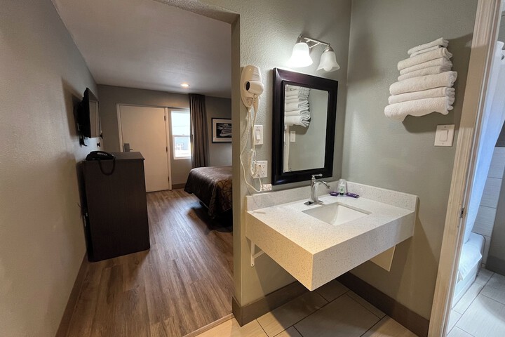 Room 9 of 32